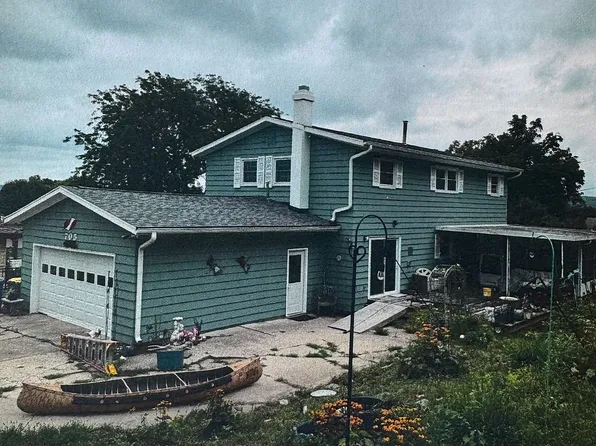 705 S 2nd St, La Crescent, MN 55947