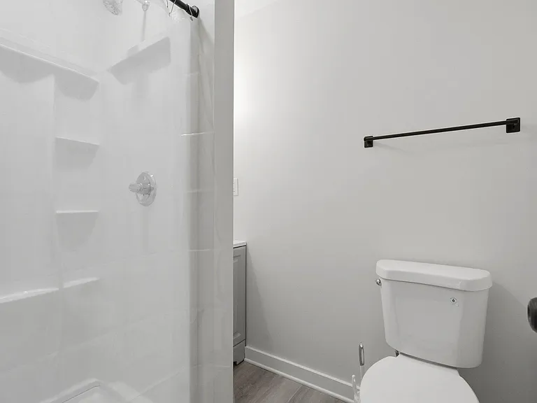 Clean bathroom with a tub/shower combo, neutral finishes, and space for linens and daily essentials.