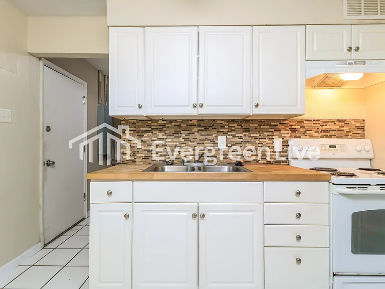 350 Brackleigh Ln — Photo 6
