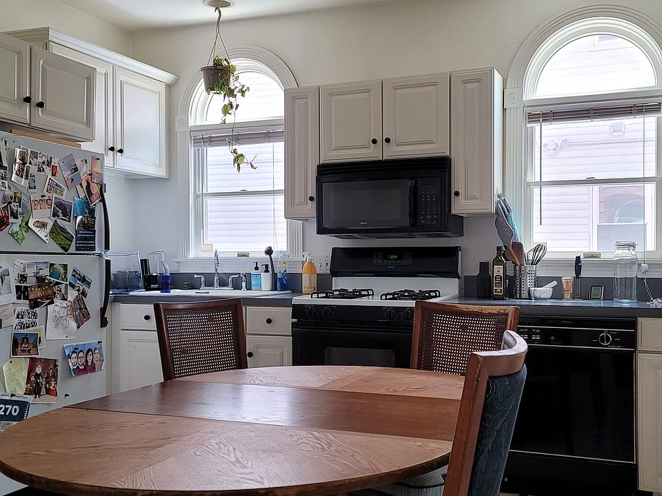 Eat in Kitcken with lots of cabinets