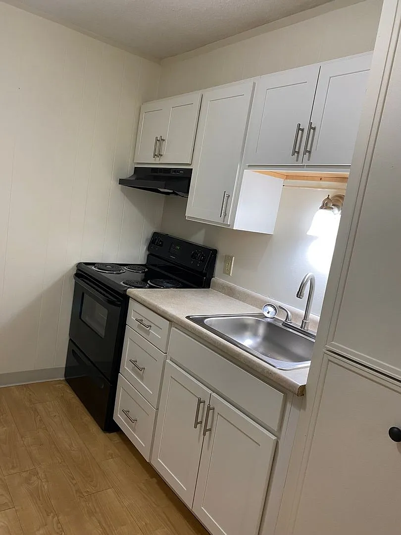 Townhouse Road Apartments — Photo 2