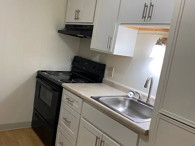 Townhouse Road Apartments — Photo 2