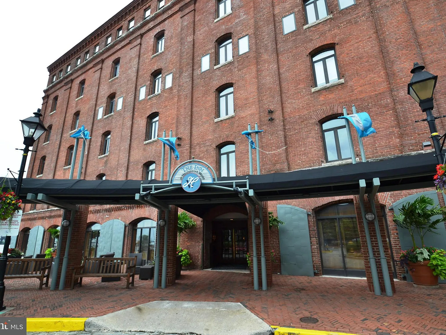 Henderson's Wharf Condominiums — Photo 2