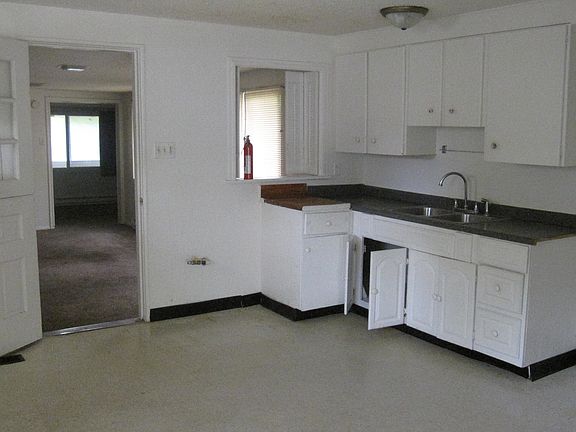 3rd image of 5902 Meadowlark Dr