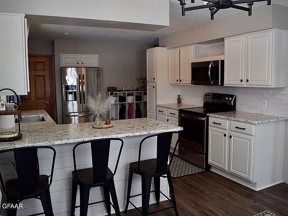 5th image of 400 15th St NE