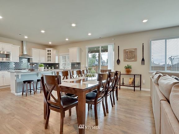kitchen with eating area>