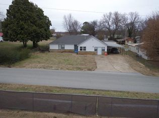 402 Phillips Ave, Huntsville, AR 72740