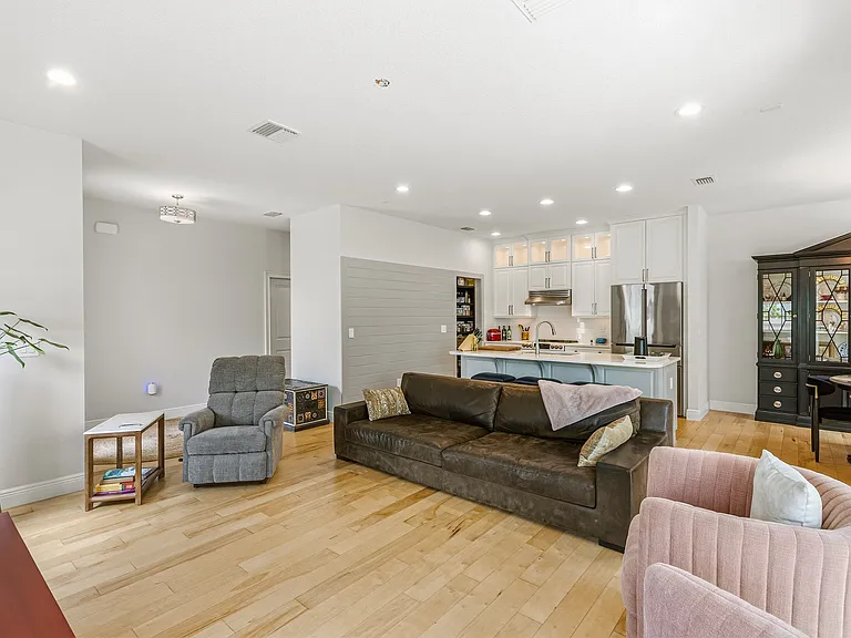 107 7th Ave — Photo 8
