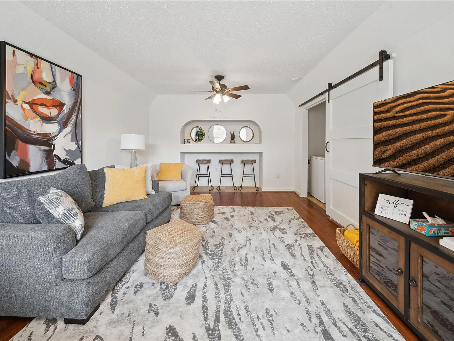 3 bed, 3.0 bath, 1372 sqft, $2,500 — Photo 2