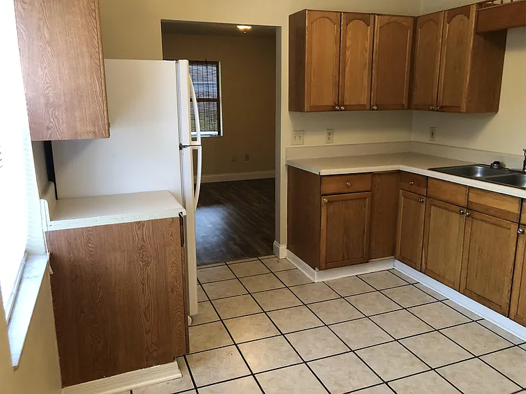 2401 Everett St — Photo 4