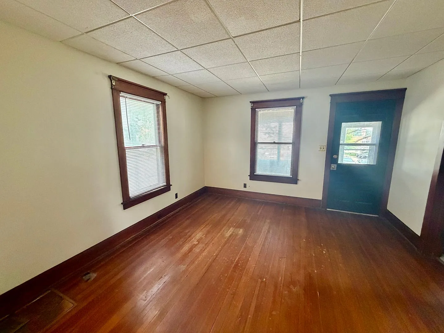 Charming 2 Bedroom Home Near Illinois Wesleyan! — Photo 3