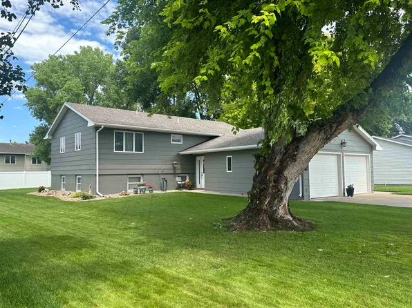 1927 W 40th St, Kearney, NE 68845