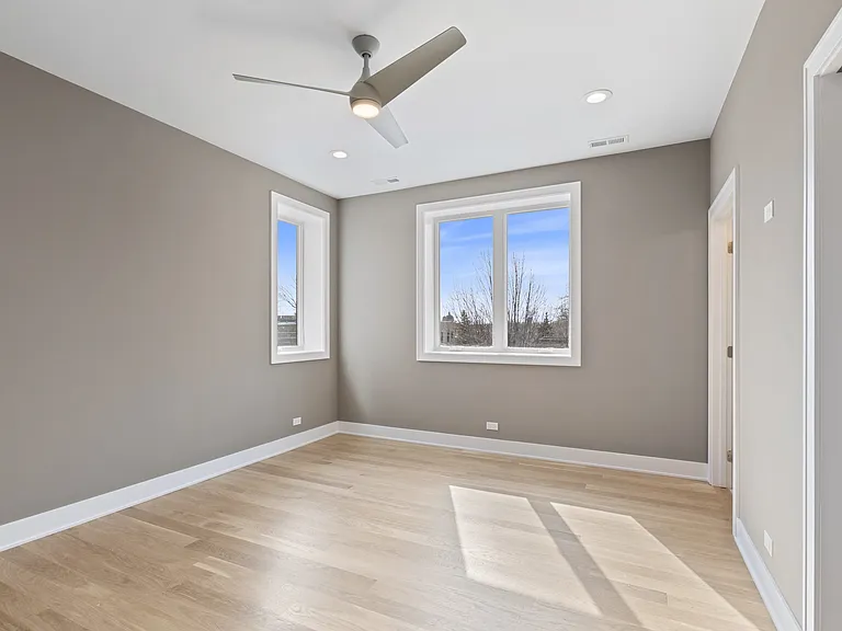 4861 N Hermitage Ave — Photo 10