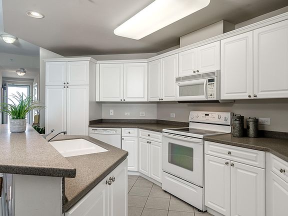 5th image of 100 Olde Towne Yacht Club Road #305