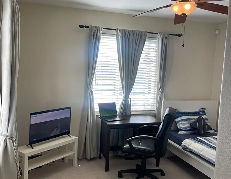 Spacious room with windows and private bathroom. Can come furnished with a bed/mattress and flat-screen TV upon request (desk not included).