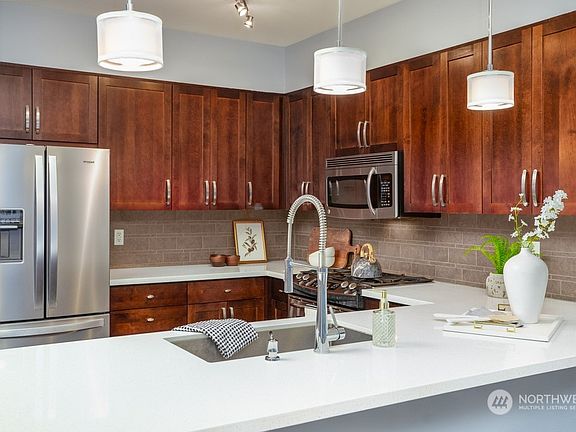 5th image of 1840 25th Avenue NE #209