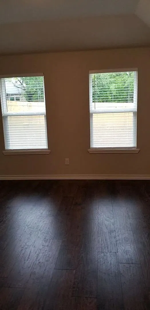 Move in Ready - 3 bedroom 2 bath 1 car garage — Photo 3