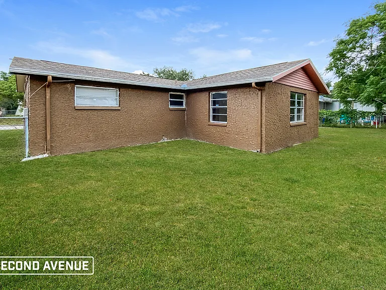 4847 Elmwood St — Photo 12