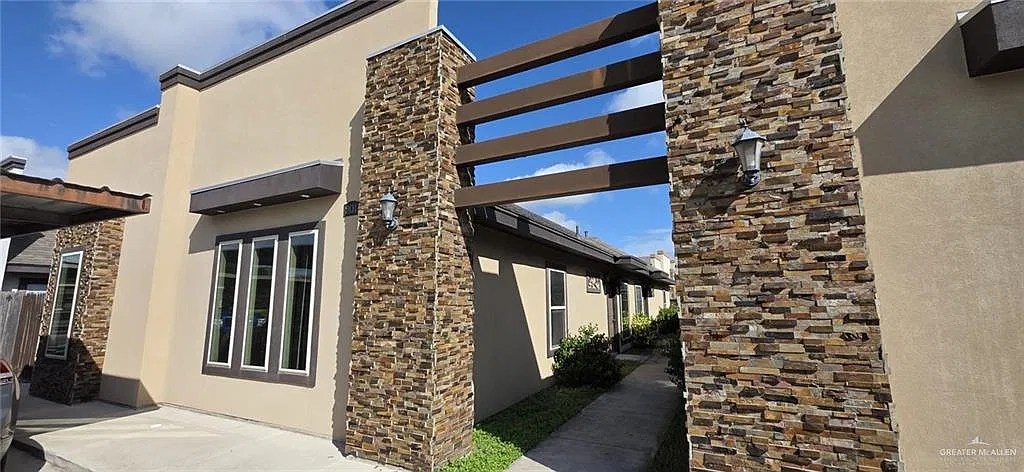 201 Teak Dr — Photo 2