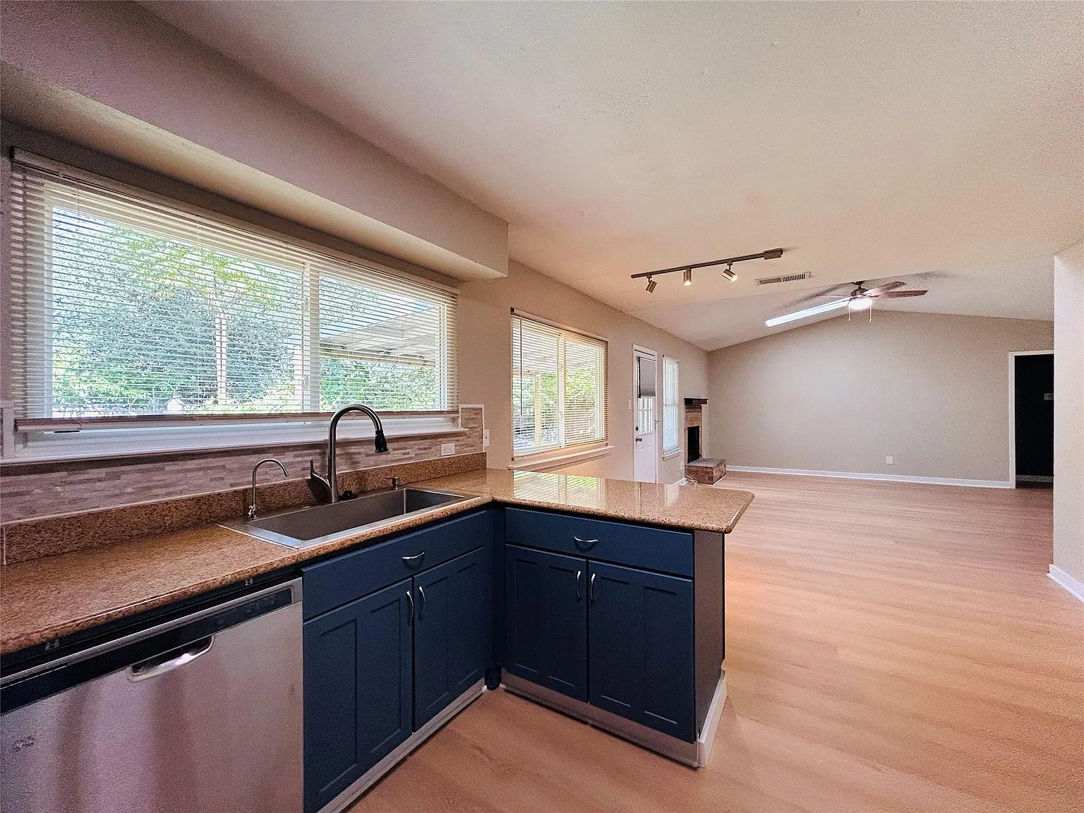 3 bed, 2.0 bath, 1148 sqft, $1,750 — Photo 3
