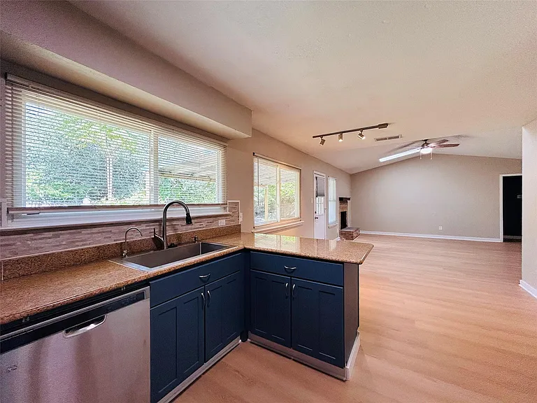 2608 Cypress Ln — Photo 3