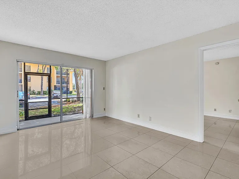 470 NW 20th St — Photo 13
