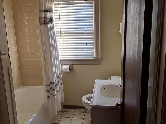 3rd image of 4327 Holly St