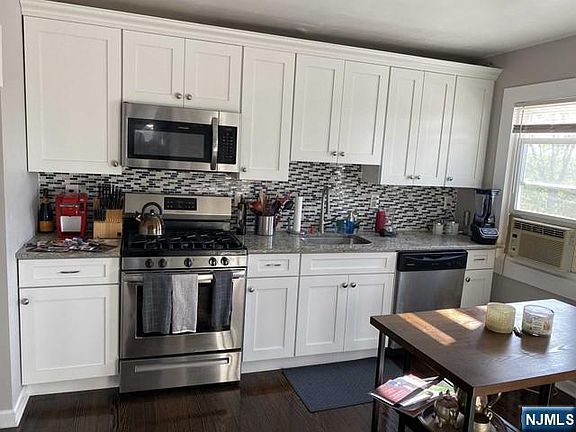 4th image of 1 Hillside Ave #2