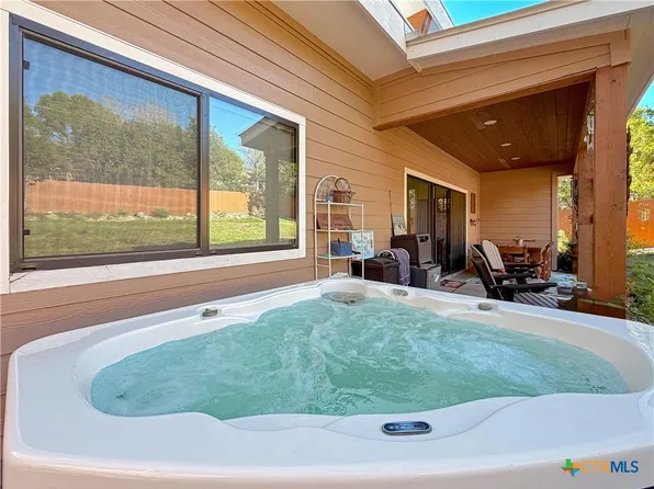 1151 Eastview Dr, Canyon Lake, TX 78133