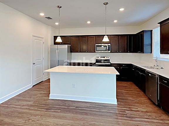 4th image of 1009 Walden Pond Dr