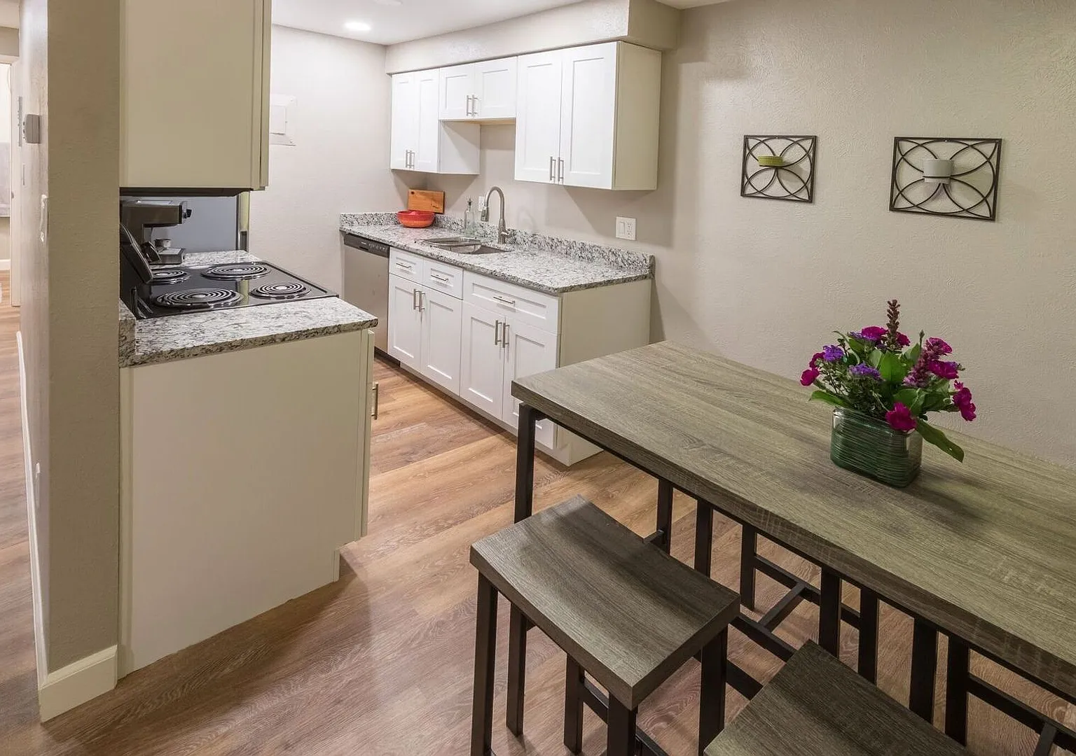 La Fonda Apartments — Photo 2