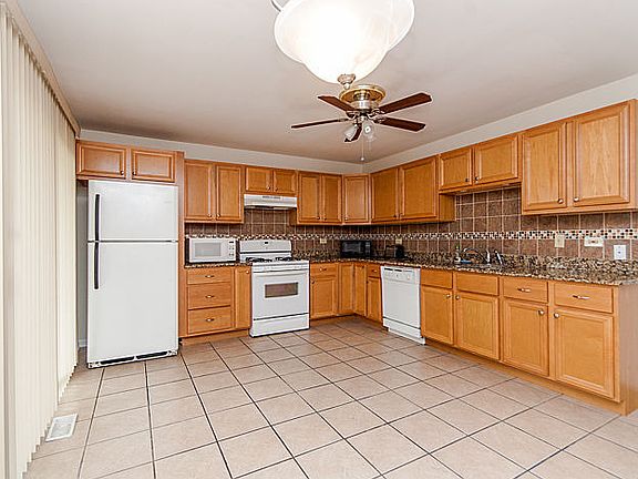 3rd image of 22448 Franklin Dr