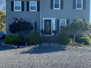 4 Carousel Ct, Kendall Park, NJ 08824