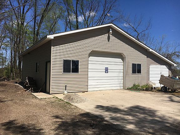 Barn with attached lean to