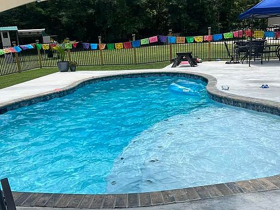 450 SQ FT pool
