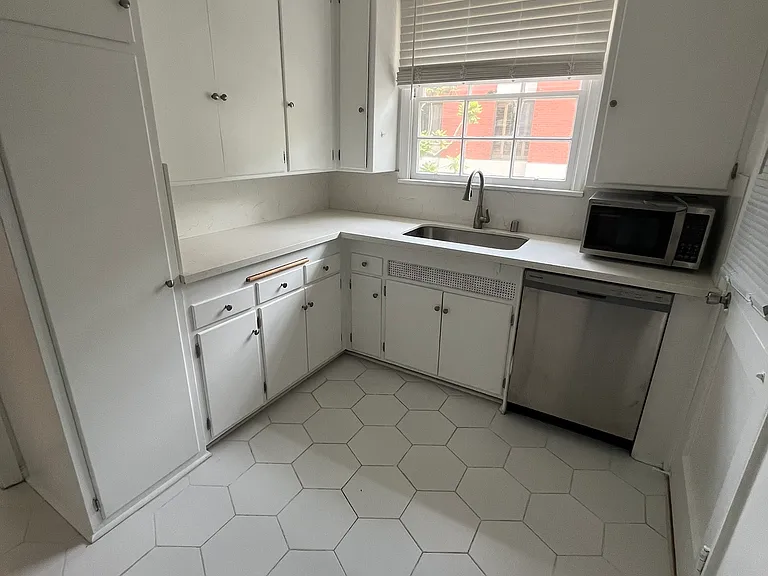 410 1/4 Shirley Pl — Photo 18