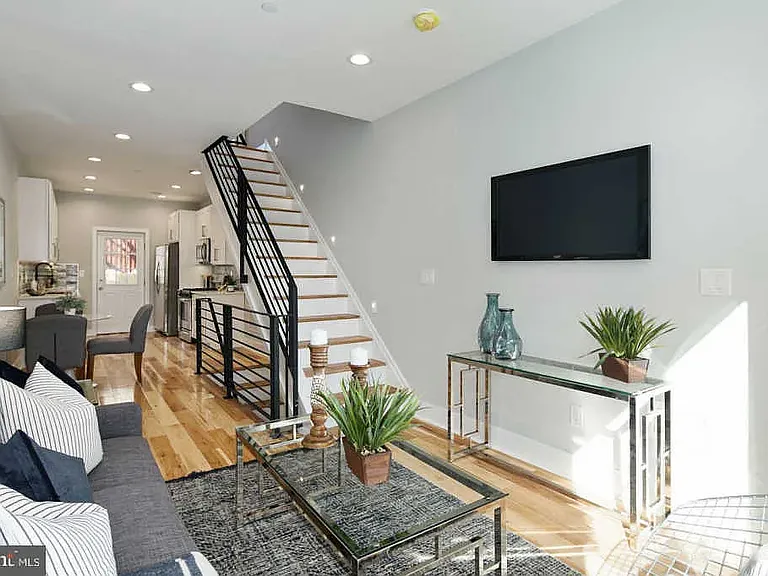 127 W Dauphin St — Photo 2