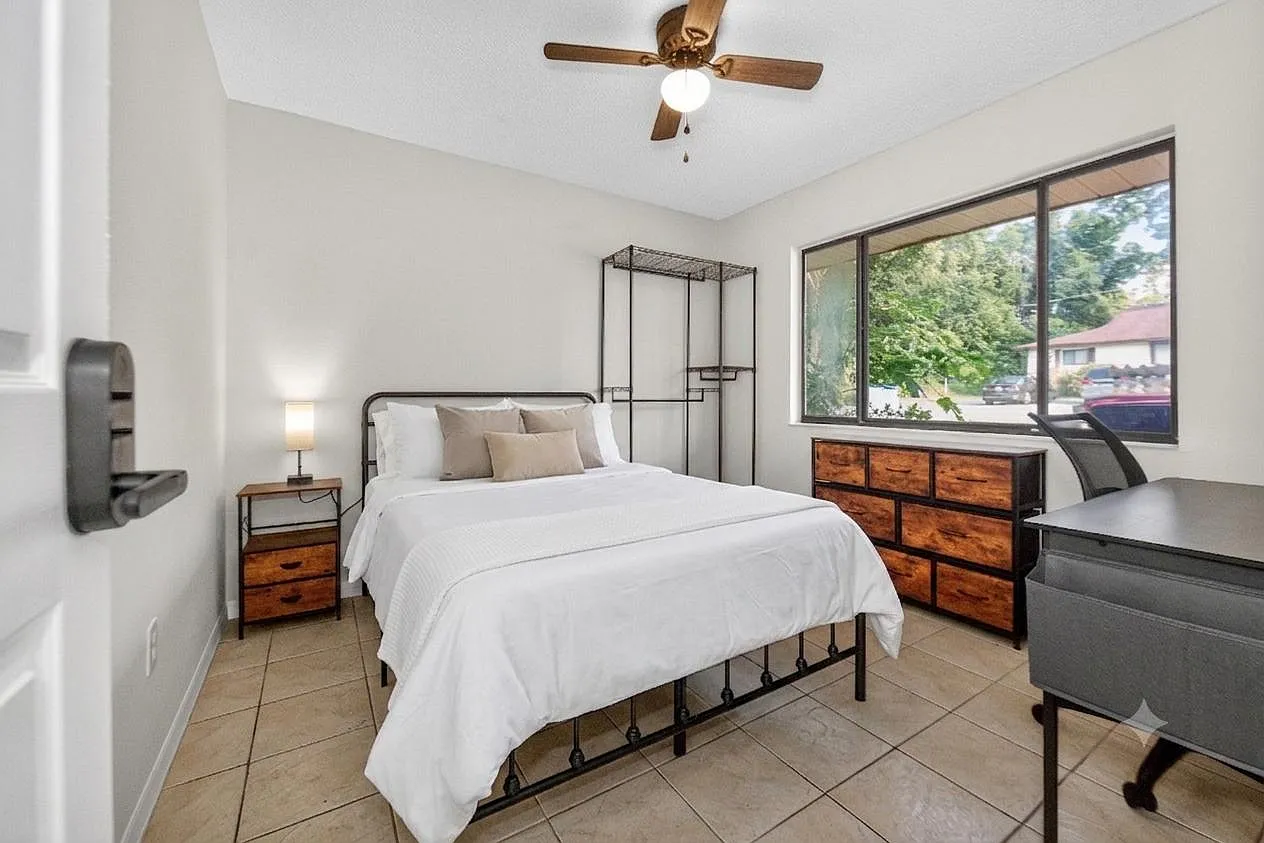 3 bed, 1.0 bath, 1200 sqft, $815 — Photo 1