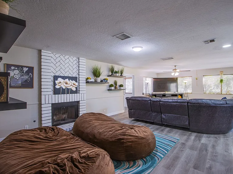 2342 Viewcrest Rd — Photo 5