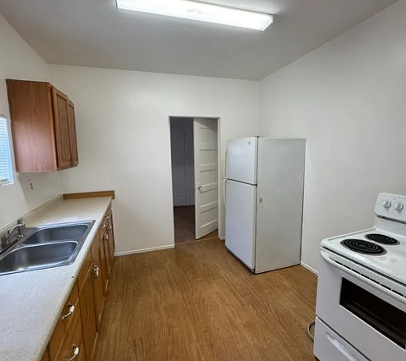319 N Shasta St