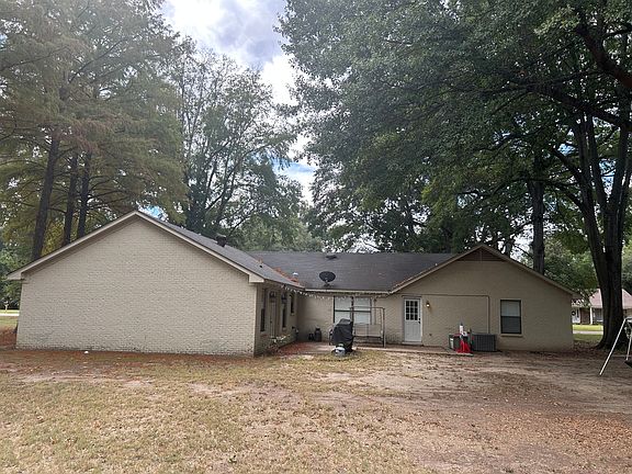 2nd image of 302 Cypress St