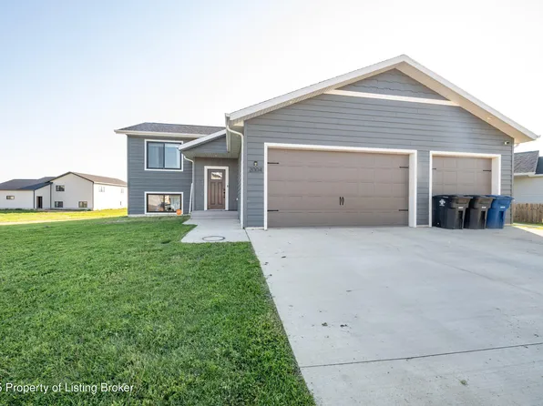 2004 Yellowstone Cir, Dickinson, ND 58601