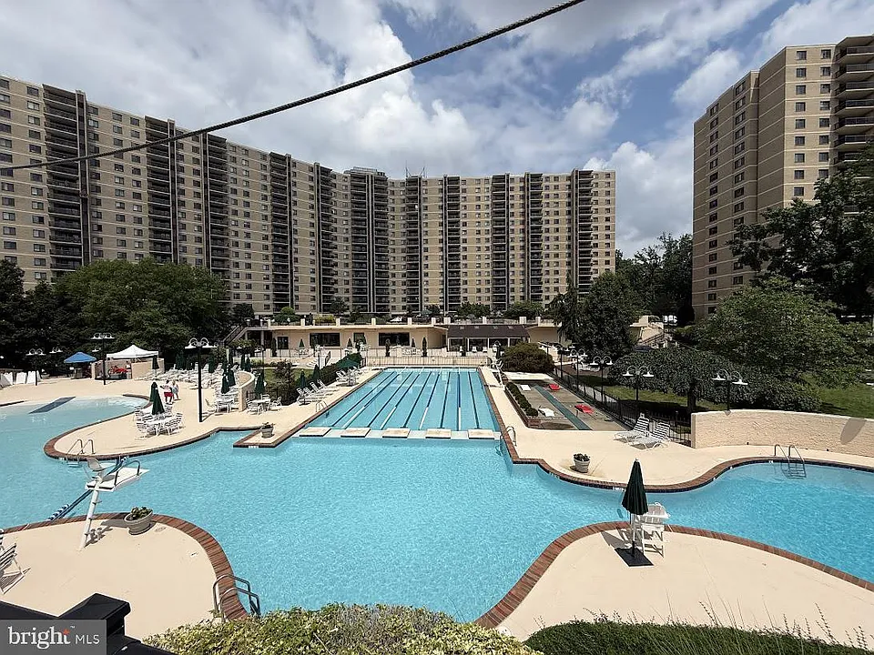 205 Yoakum Pkwy #1004