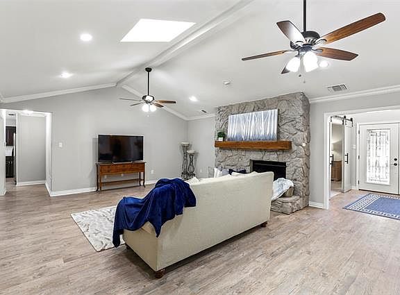 3rd image of 1902 Woodstock Dr