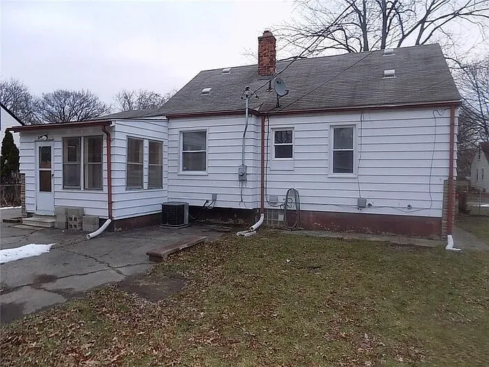 3 bed, 1.0 bath, 1700 sqft, $1,600 — Photo 2