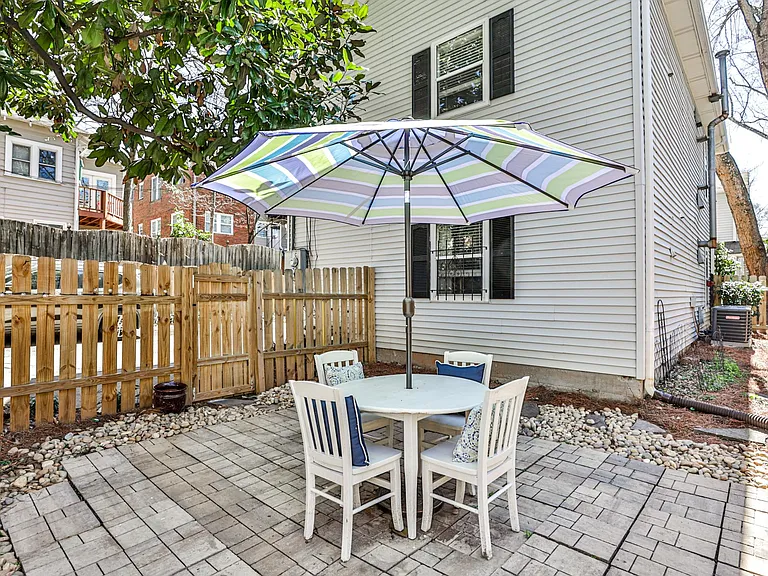 858 Maiden Ln NE #B — Photo 11