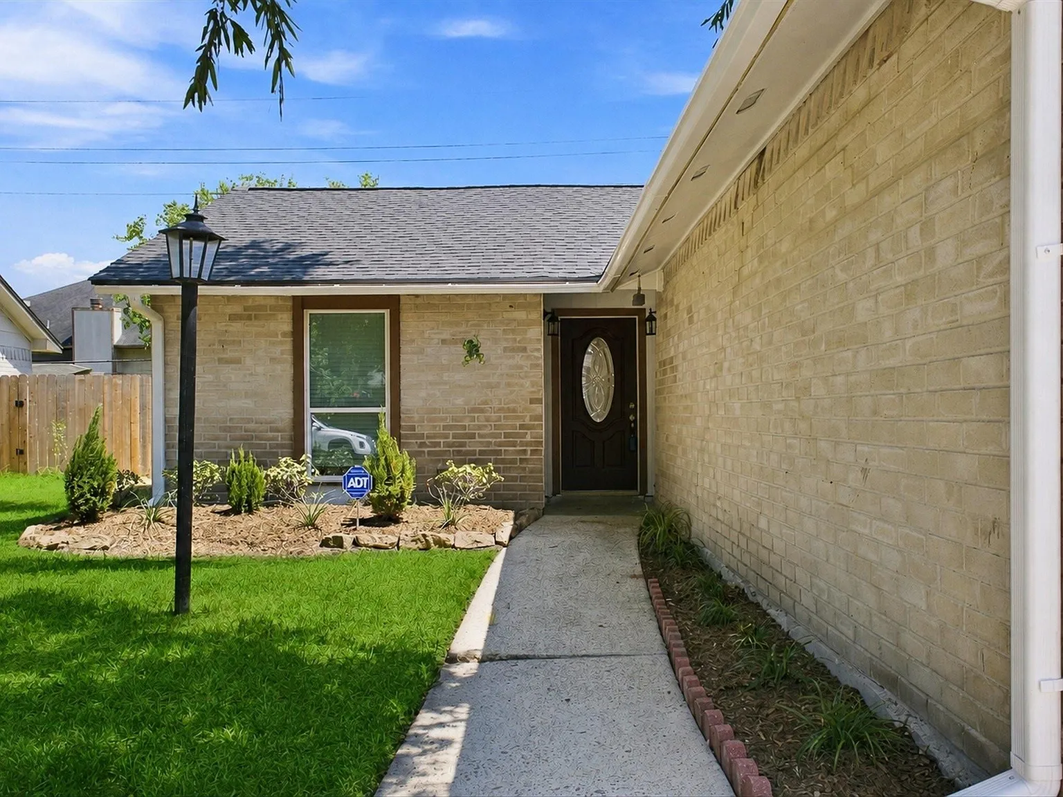 3 bed, 2.0 bath, 1397 sqft, $2,000 — Photo 4