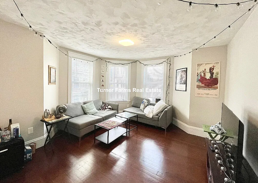 5 bed, 9999 sqft, $8,200 — Photo 1