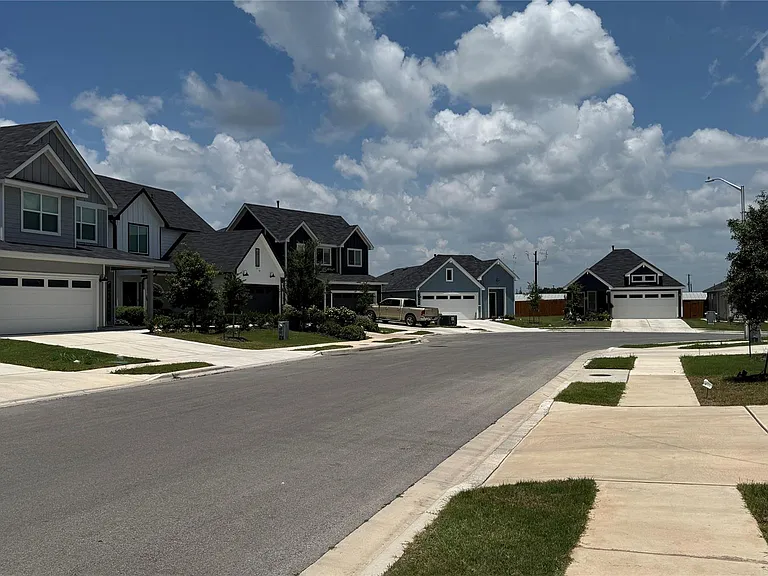 408 Frogmore Loop — Photo 3