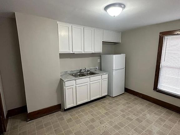 3rd image of 605 N Detroit St